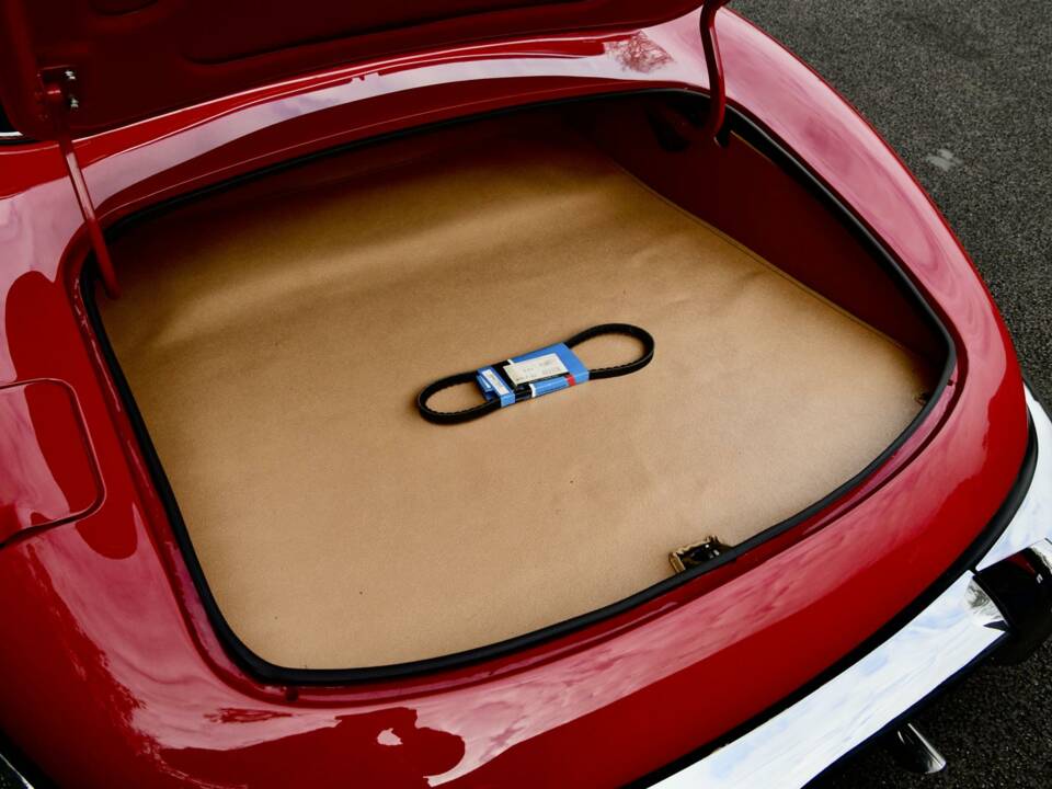 Image 11/49 de Jaguar E-Type (1970)