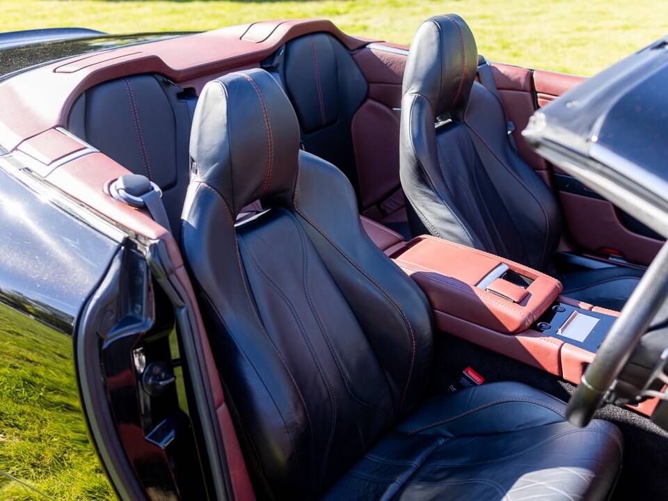 Image 17/39 of Aston Martin DBS Volante (2011)