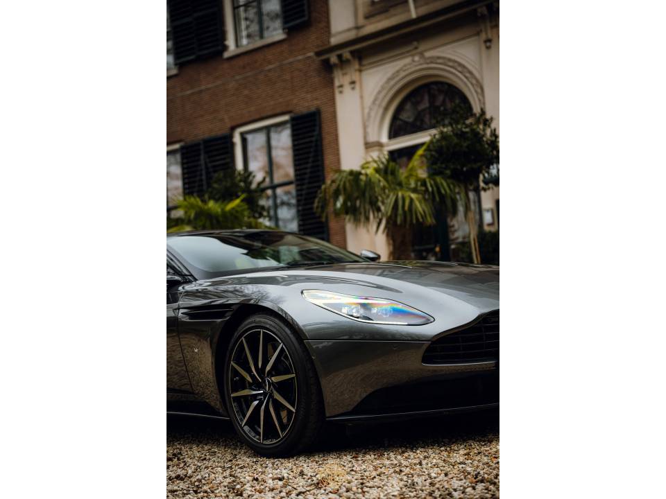 Immagine 34/50 di Aston Martin DB 11 V12 (2017)