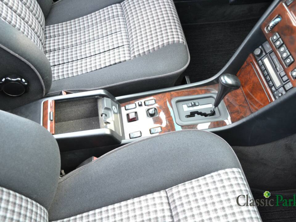 Bild 46/50 von Mercedes-Benz E 200 (1994)