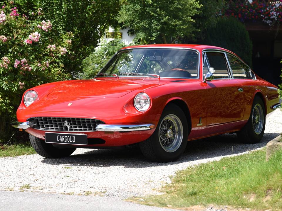 Image 2/19 de Ferrari 365 GT 2+2 (1970)