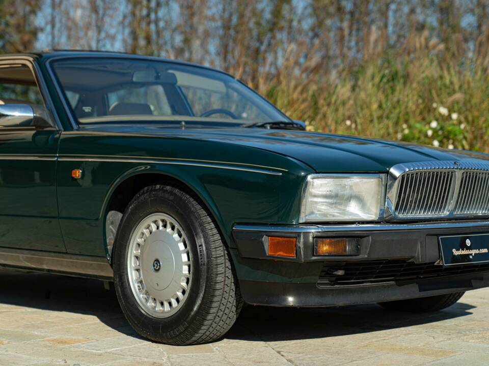 Image 15/50 of Daimler XJ 6 4.0 (1991)