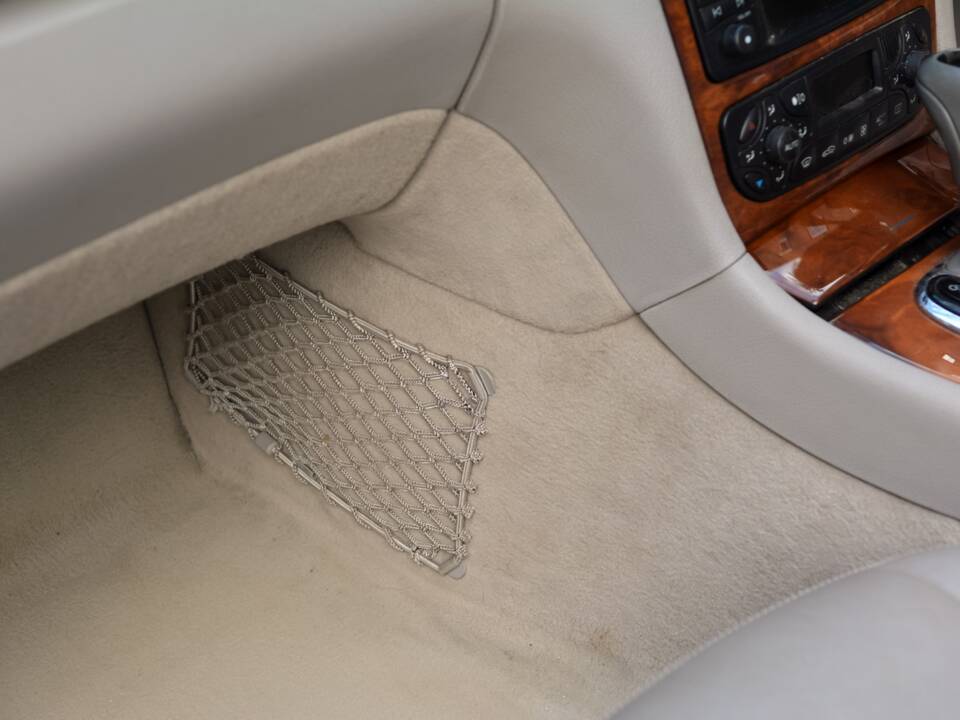 Image 41/49 of Mercedes-Benz CLK 500 (2004)