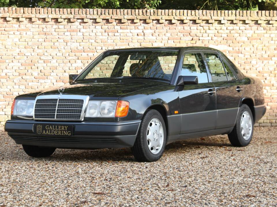 Image 13/50 of Mercedes-Benz 200 E (1992)