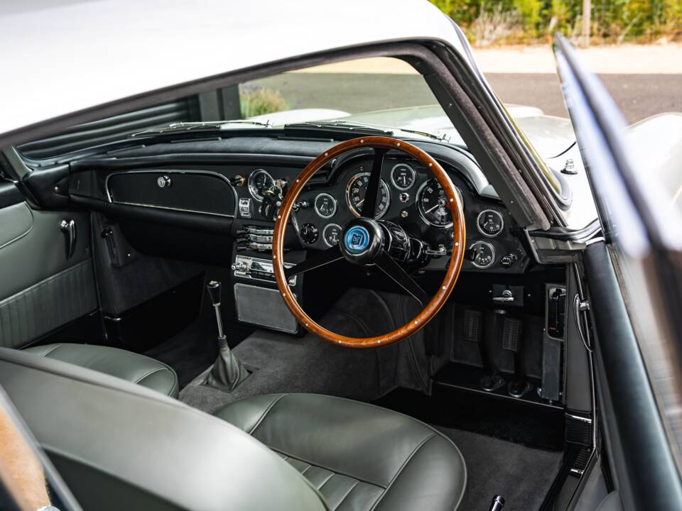 Image 13/42 de Aston Martin DB 5 (1964)
