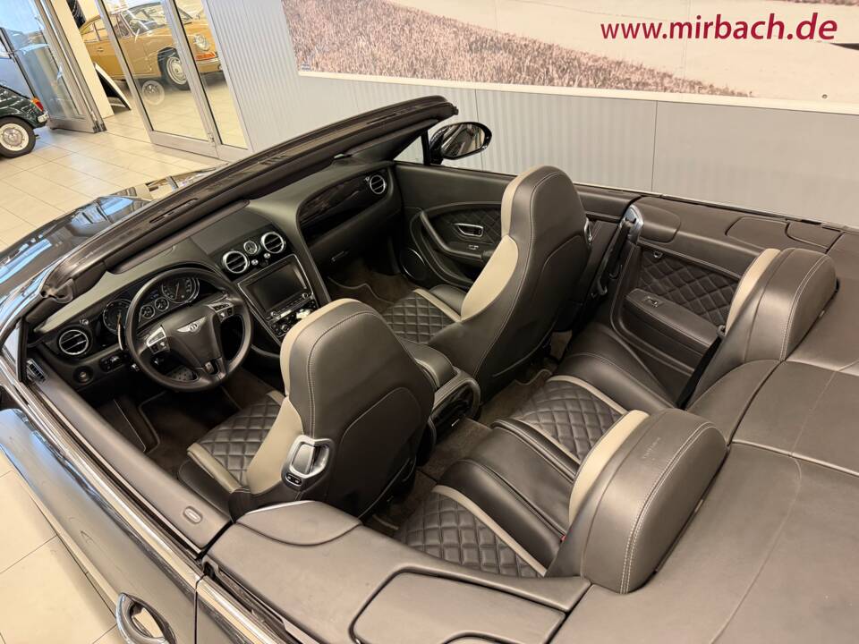 Image 15/22 of Bentley Continental GTC V8 S (2017)