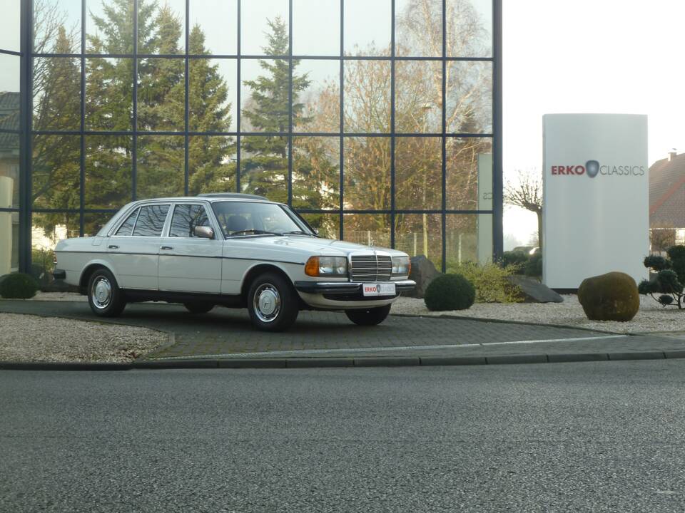 Image 6/34 of Mercedes-Benz 200 (1983)