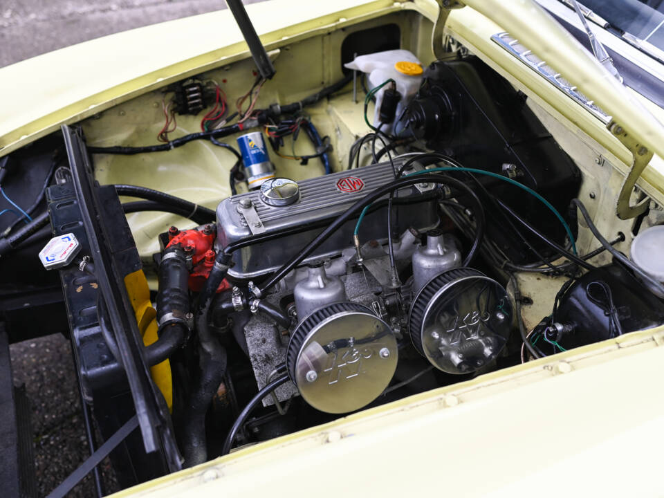 Bild 28/32 von MG MGB (1976)