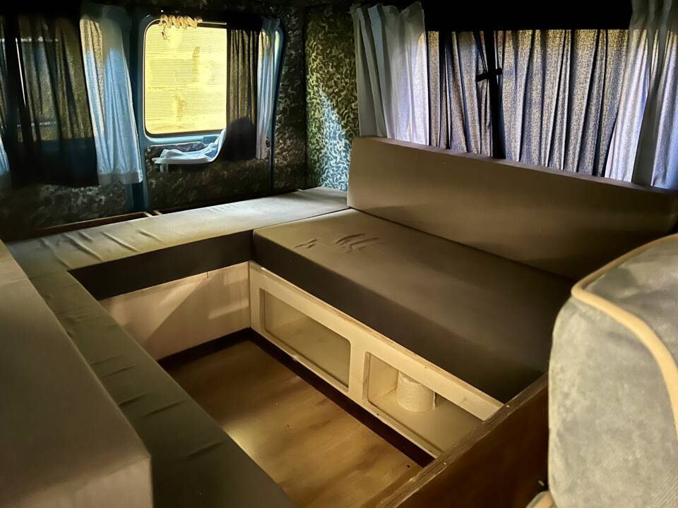 Image 13/20 of Chevrolet Van (1988)
