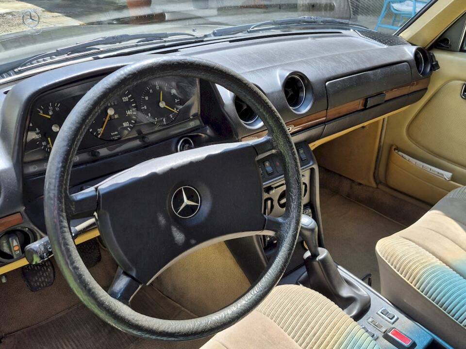 Image 34/71 of Mercedes-Benz 240 D (1980)