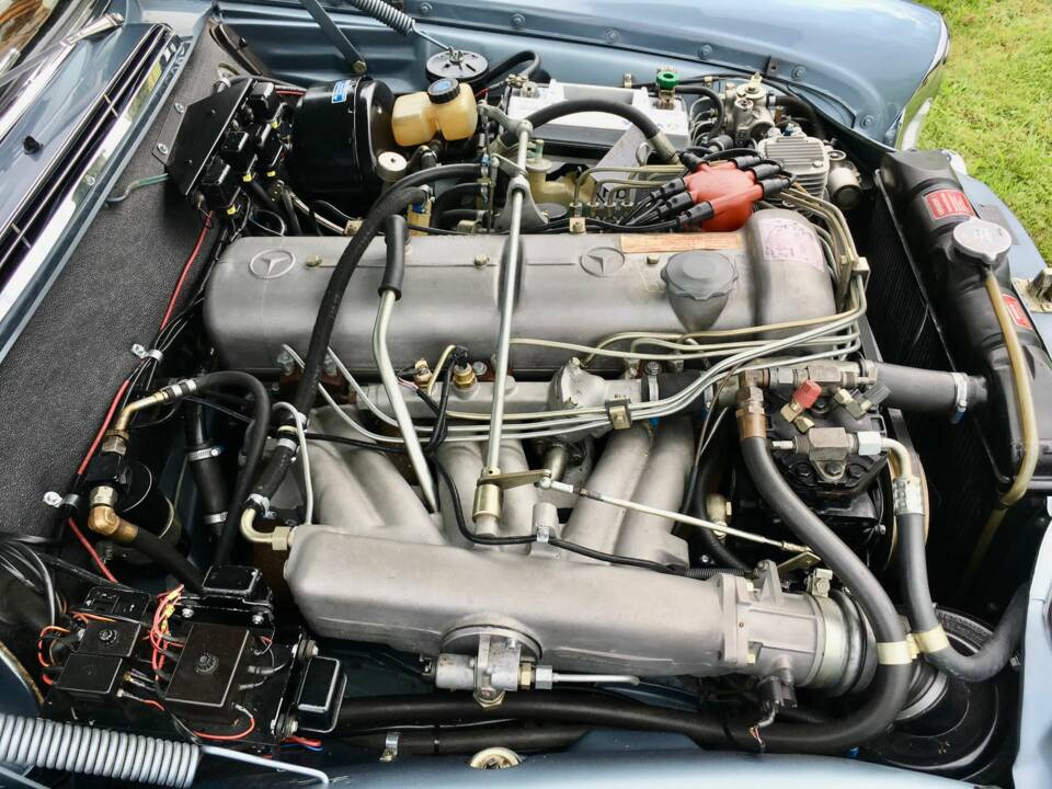 Image 7/8 of Mercedes-Benz 300 SE (1966)