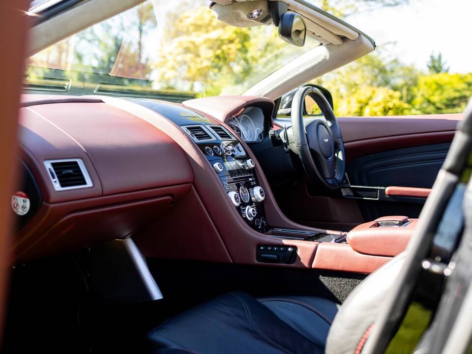 Image 12/39 of Aston Martin DBS Volante (2011)