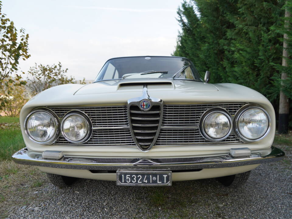 Image 29/32 of Alfa Romeo 2600 Sprint (1963)