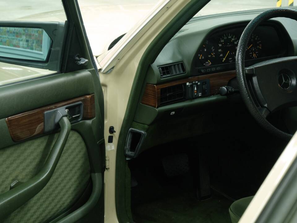 Bild 41/50 von Mercedes-Benz 280 SE (1984)