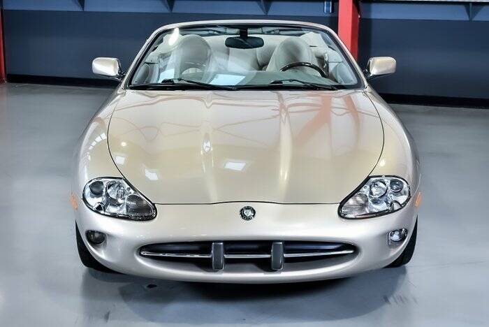 Image 2/7 of Jaguar XK8 4.0 (2000)