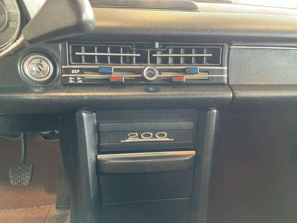 Image 19/21 of Mercedes-Benz 200 (1972)