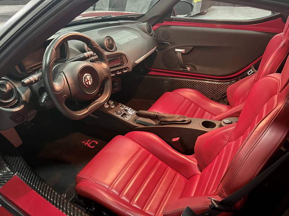 Image 34/50 of Alfa Romeo 4C (2015)