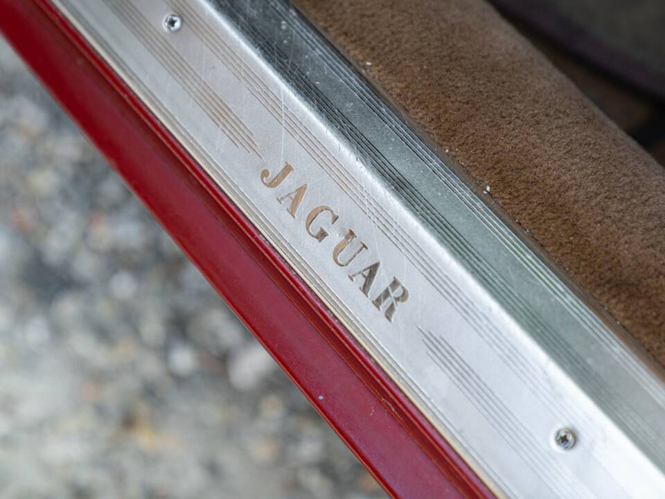 Image 31/50 of Jaguar XJ 6 4.2 (1981)