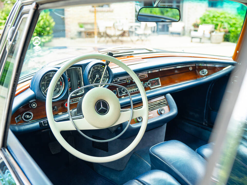 Image 25/48 of Mercedes-Benz 280 SE (1969)
