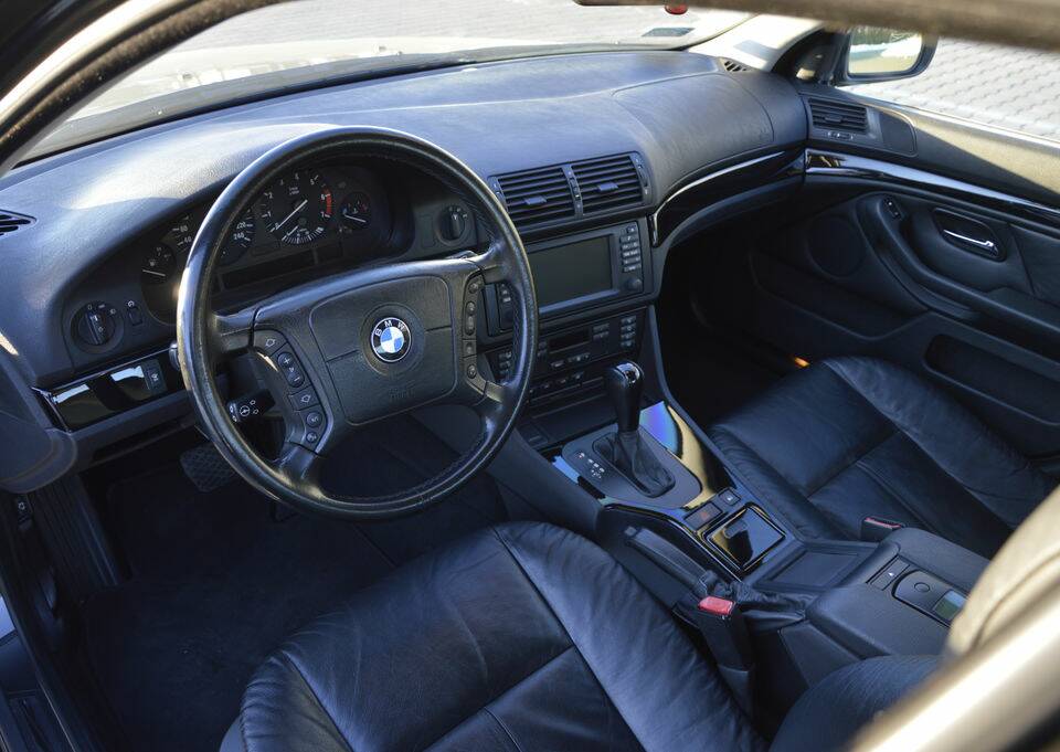 Image 2/8 de BMW 540i (2001)