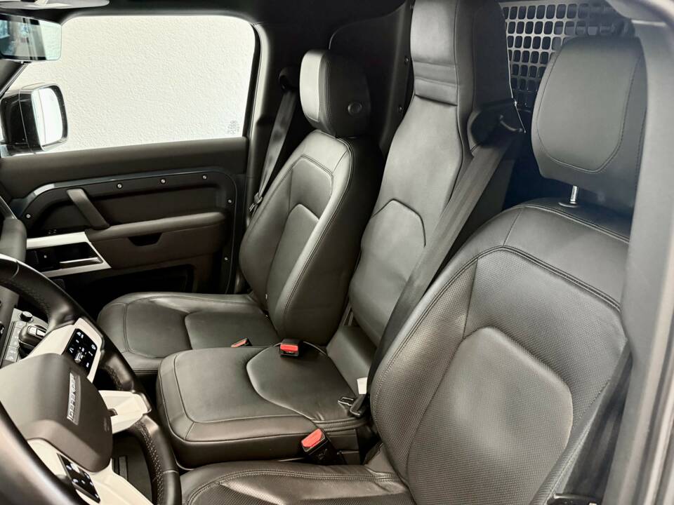 Image 18/25 of Land Rover Defender 110 D300 AWD (2022)