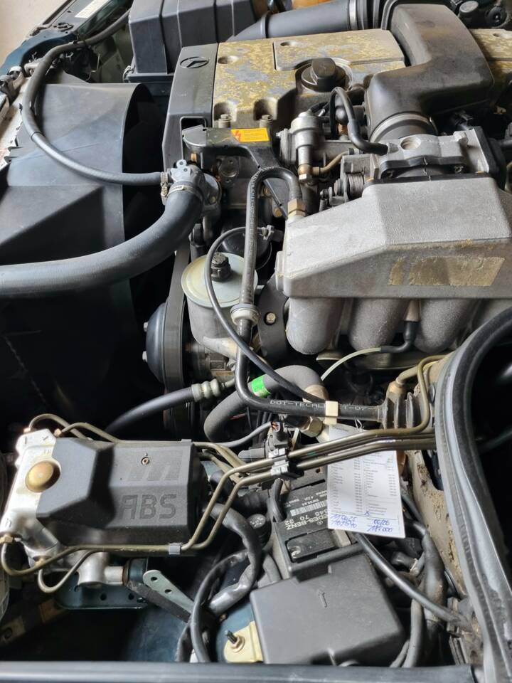 Image 27/29 of Mercedes-Benz E 200 (1995)
