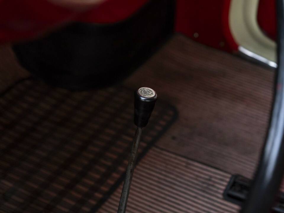 Image 15/29 of Renault Ondine (1960)