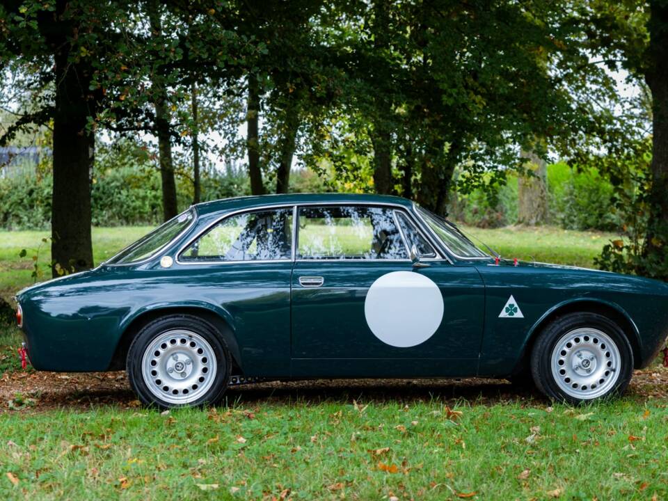 Image 6/20 of Alfa Romeo 1750 Berlina (1969)
