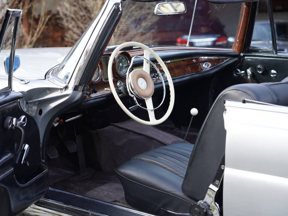 Image 2/13 of Mercedes-Benz 220 SE b (1962)