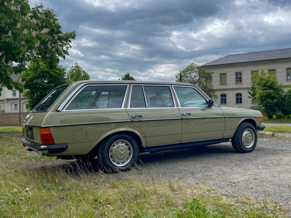 Image 8/34 of Mercedes-Benz 200 T (1983)