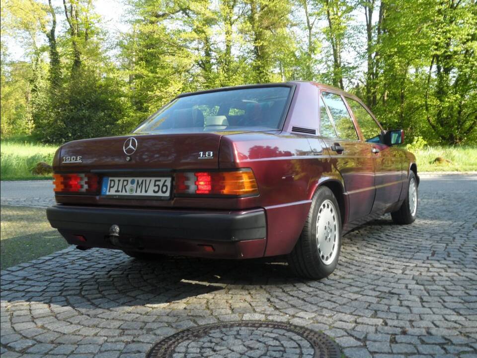 Image 21/137 of Mercedes-Benz 190 E 1.8 Avantgarde &quot;Rosso&quot; (1992)