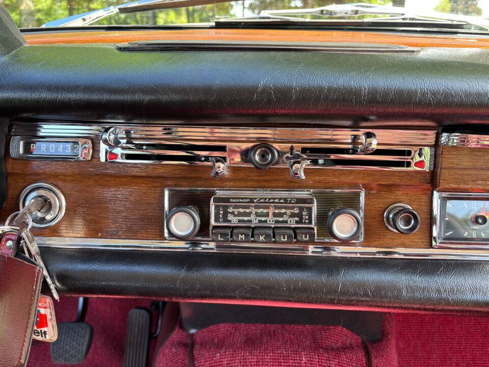 Image 33/64 of Mercedes-Benz 220 S b (1965)
