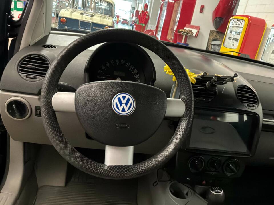 Bild 8/17 von Volkswagen New Beetle 1.4 (2002)