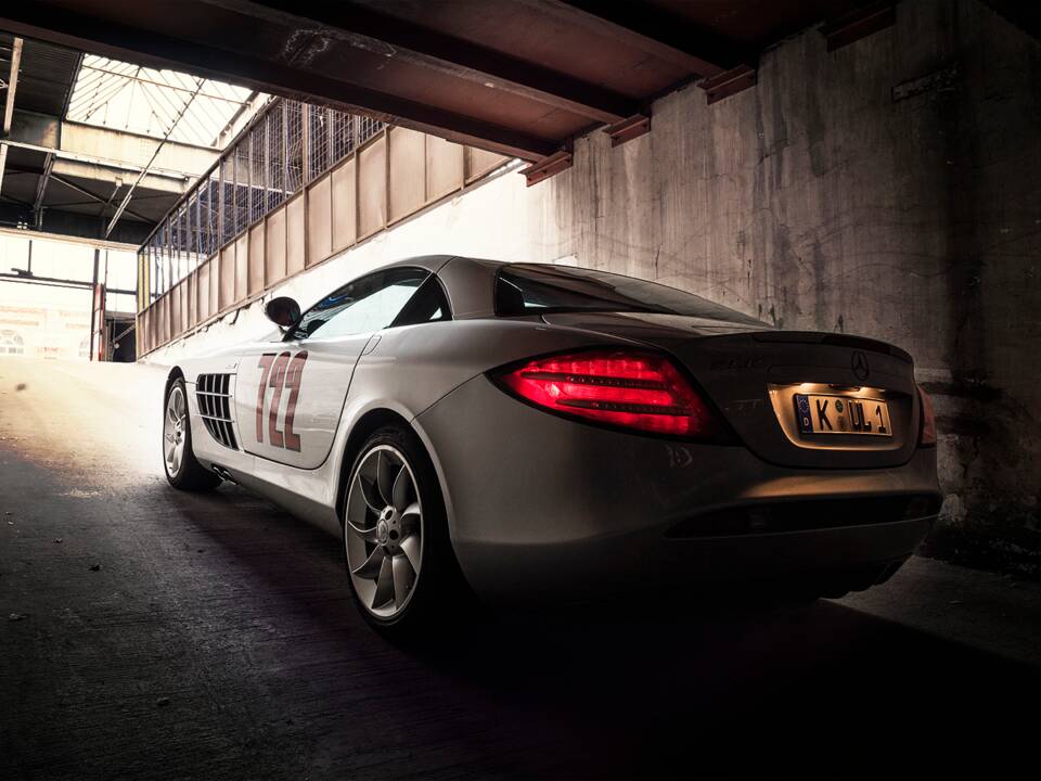 Image 28/61 of Mercedes-Benz SLR McLaren (2004)