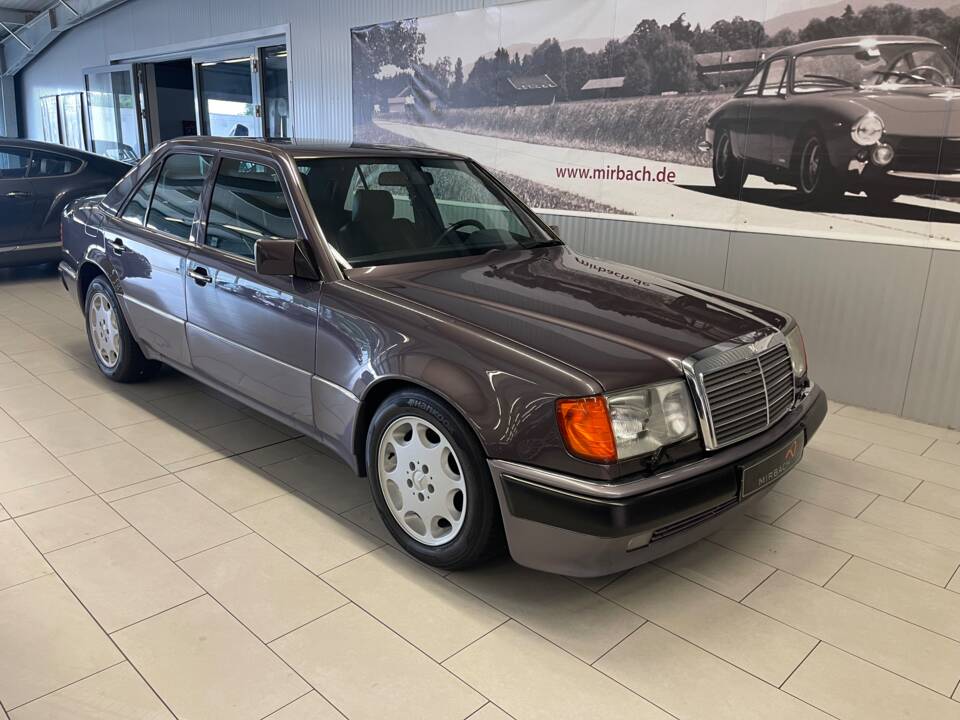 Image 4/19 de Mercedes-Benz 500 E (1992)