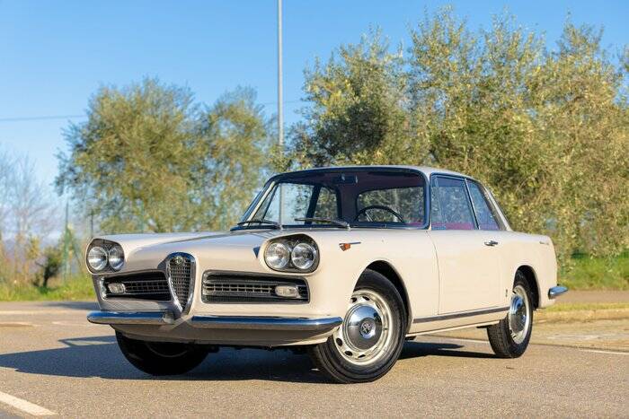 Image 2/7 of Alfa Romeo 2000 Sprint (1961)