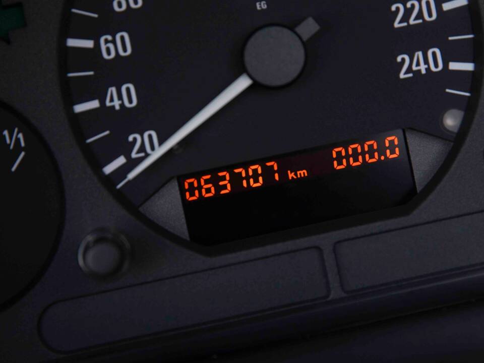 Bild 76/92 von BMW 325i (1994)