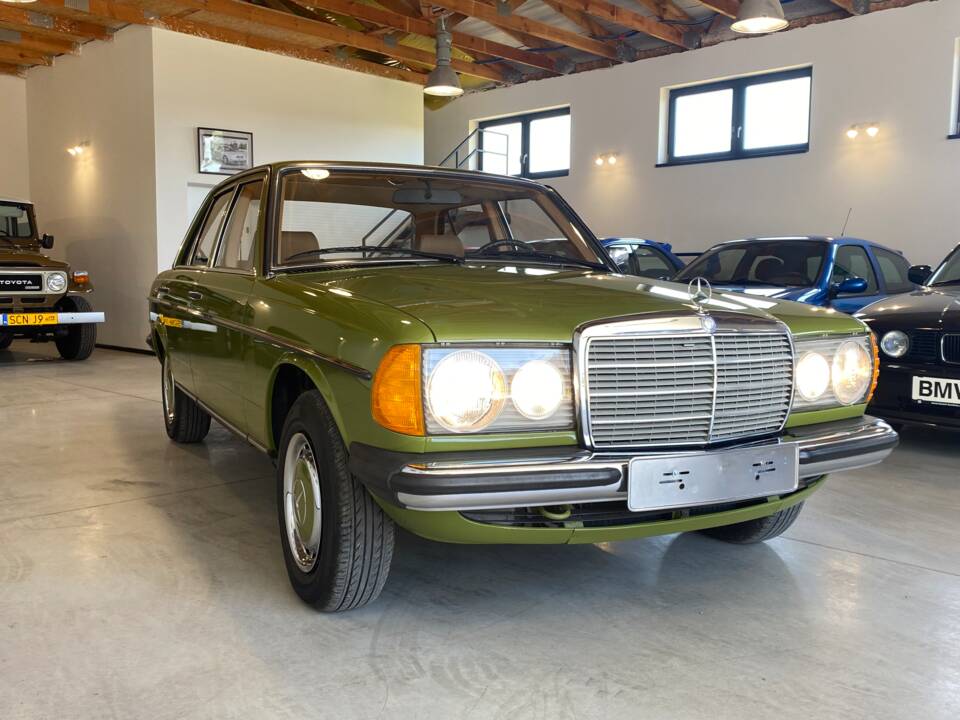Immagine 3/91 di Mercedes-Benz 240 D (1981)