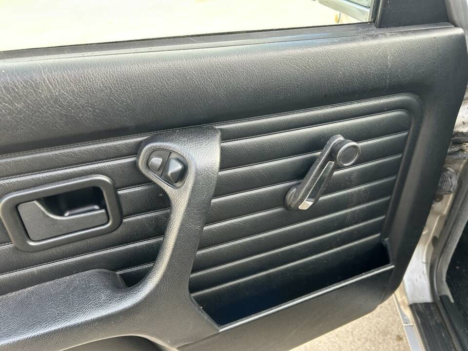Image 7/8 of BMW 318i Touring (1993)