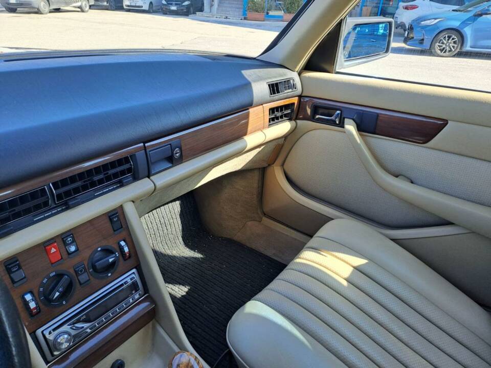 Image 36/50 of Mercedes-Benz 300 SE (1990)
