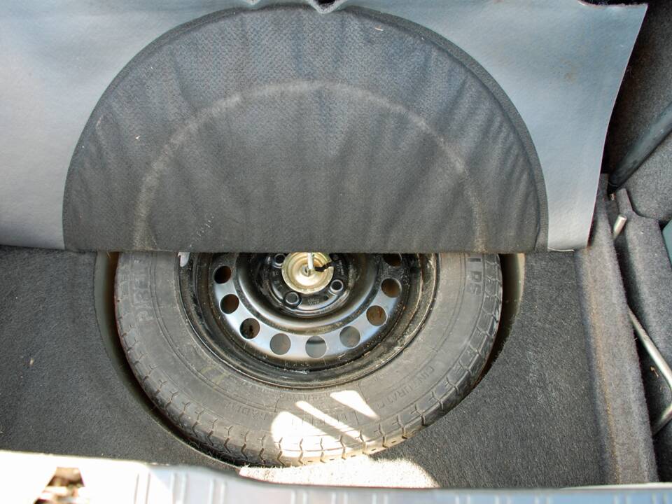 Afbeelding 22/25 van BMW 320i (1990)