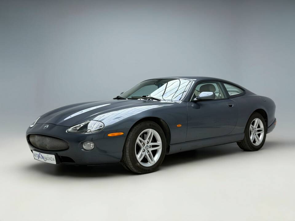 Immagine 2/21 di Jaguar XK8 4.2 (2004)