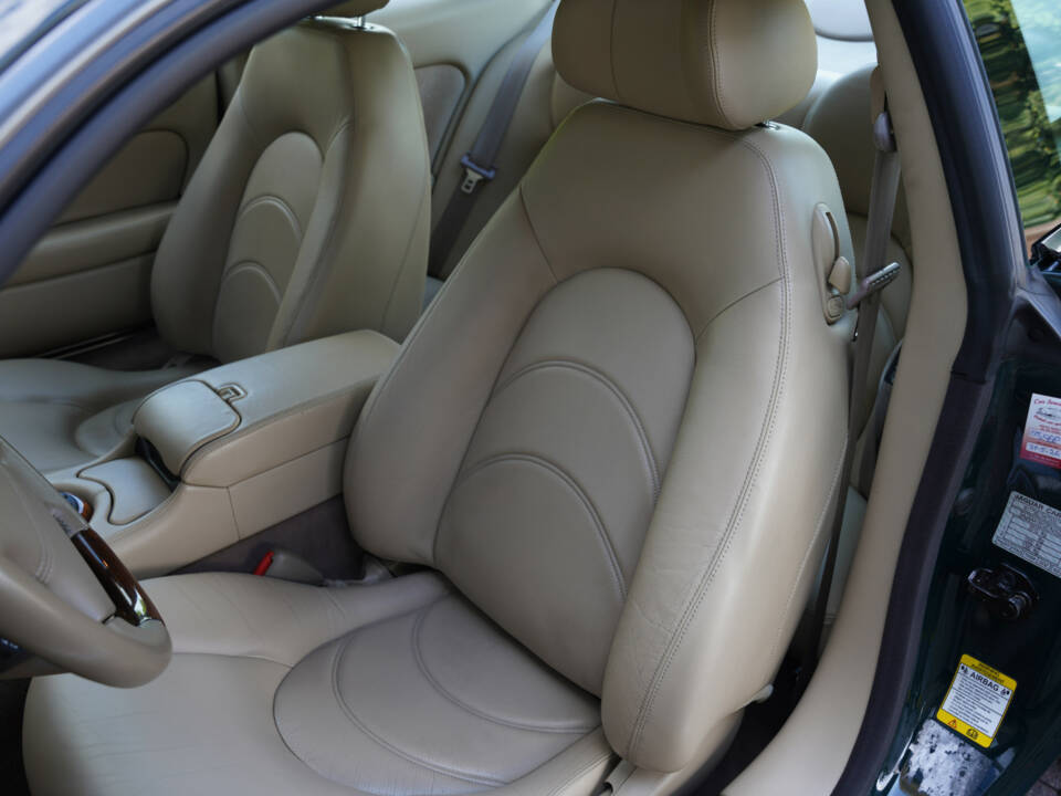 Image 28/50 of Jaguar XKR (2001)