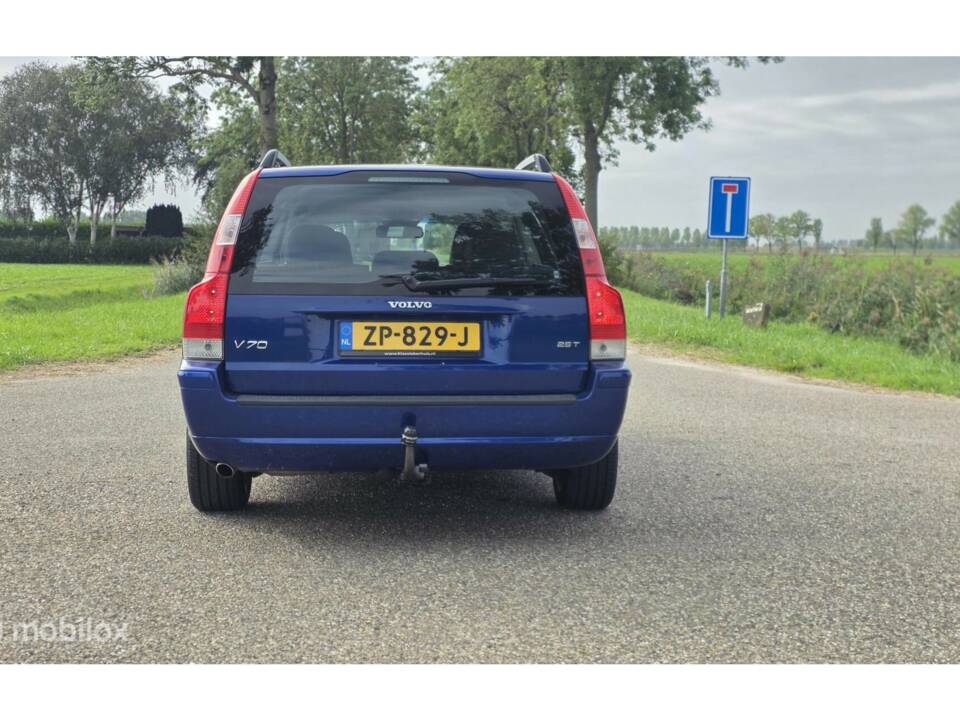 Bild 10/42 von Volvo V 70 2.5T (2005)