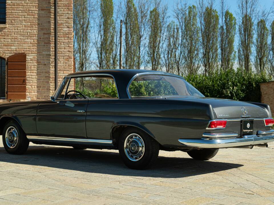 Image 7/50 de Mercedes-Benz 220 SE b (1964)