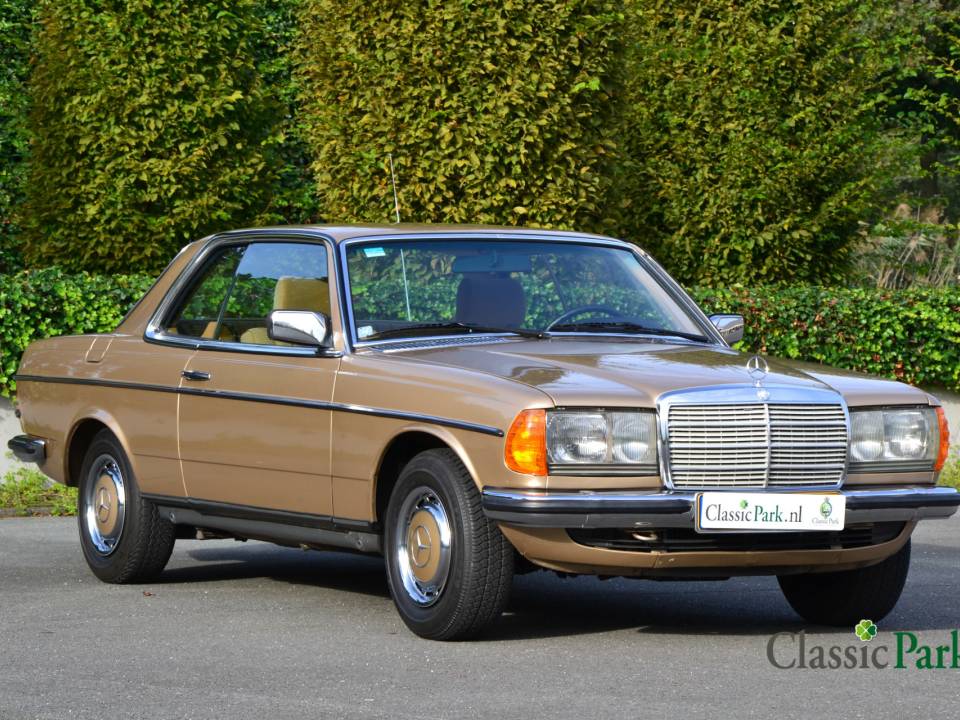 Image 7/50 of Mercedes-Benz 230 CE (1982)