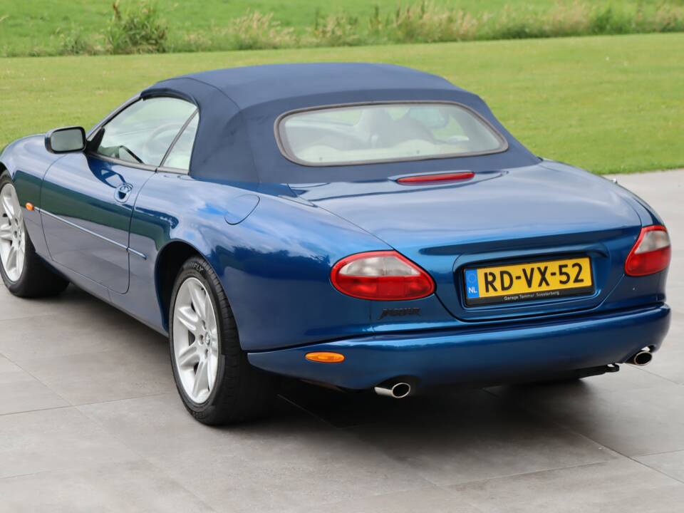 Image 2/50 de Jaguar XK8 4.0 (1997)