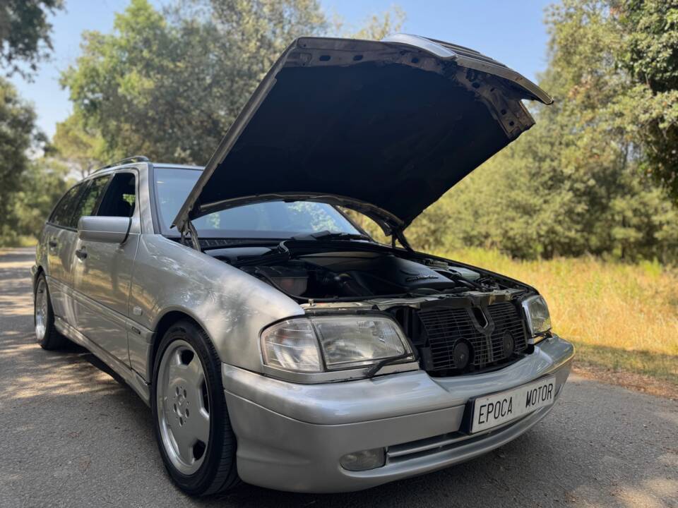Image 18/36 of Mercedes-Benz C 43 AMG T (1998)