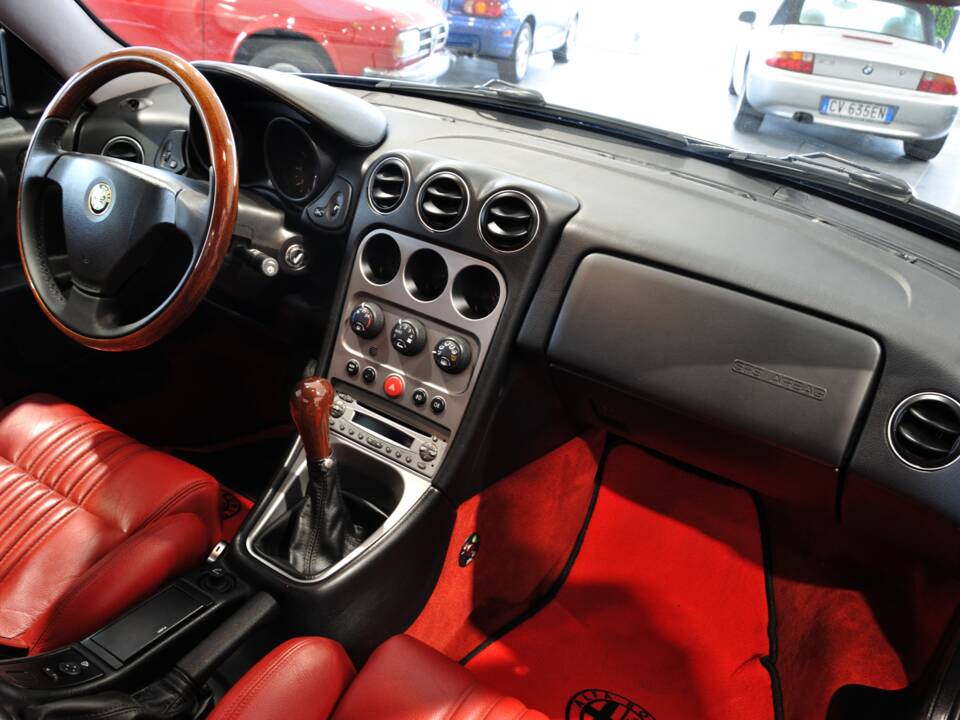 Immagine 38/39 di Alfa Romeo GTV 2.0 JTS (2005)