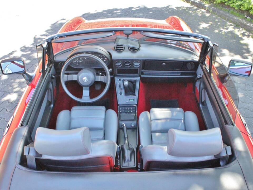 Bild 9/17 von Alfa Romeo 2.0 Spider QV (1987)